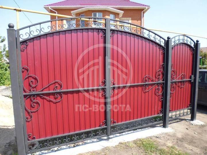 распашные металлические ворота с калиткой