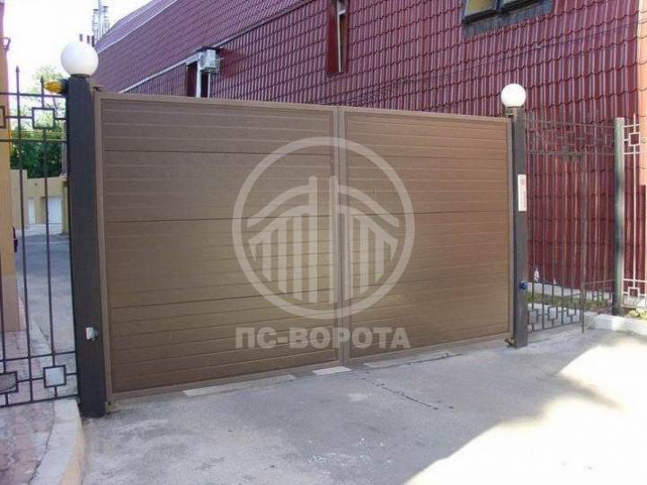 распашные ворота из сэндвич панелей с автоматикой и проблесковым маячком