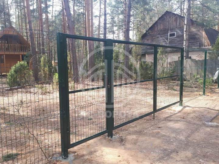 распашные ворота из 3Д сетки с калиткой в одном стиле со створками