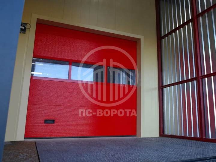 секционные подъемные ворота из сэндвич панелей Микроволна красного цвета